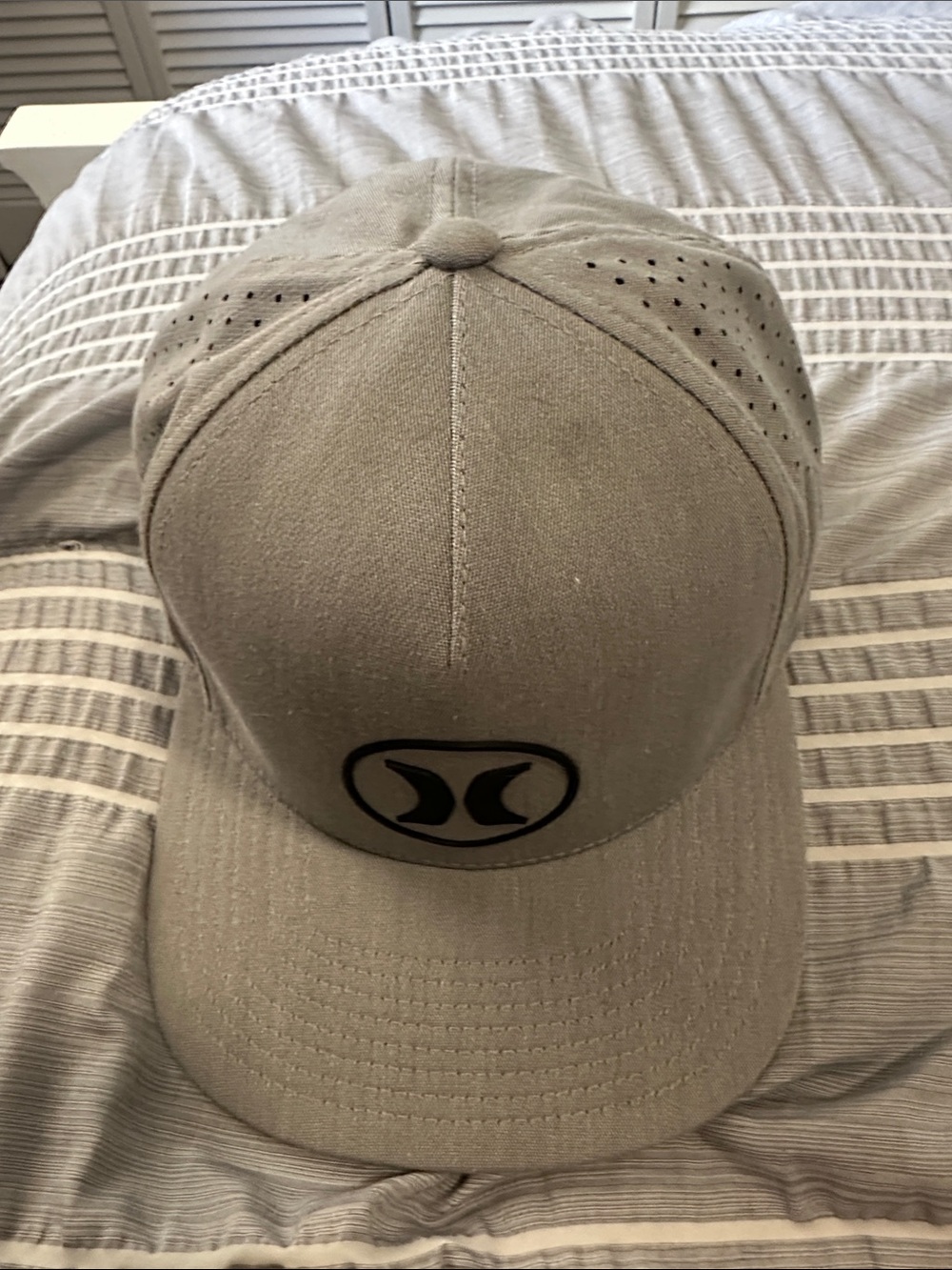 Hurley gray Snapback Hat with Black Logo - Picture 3 of 5